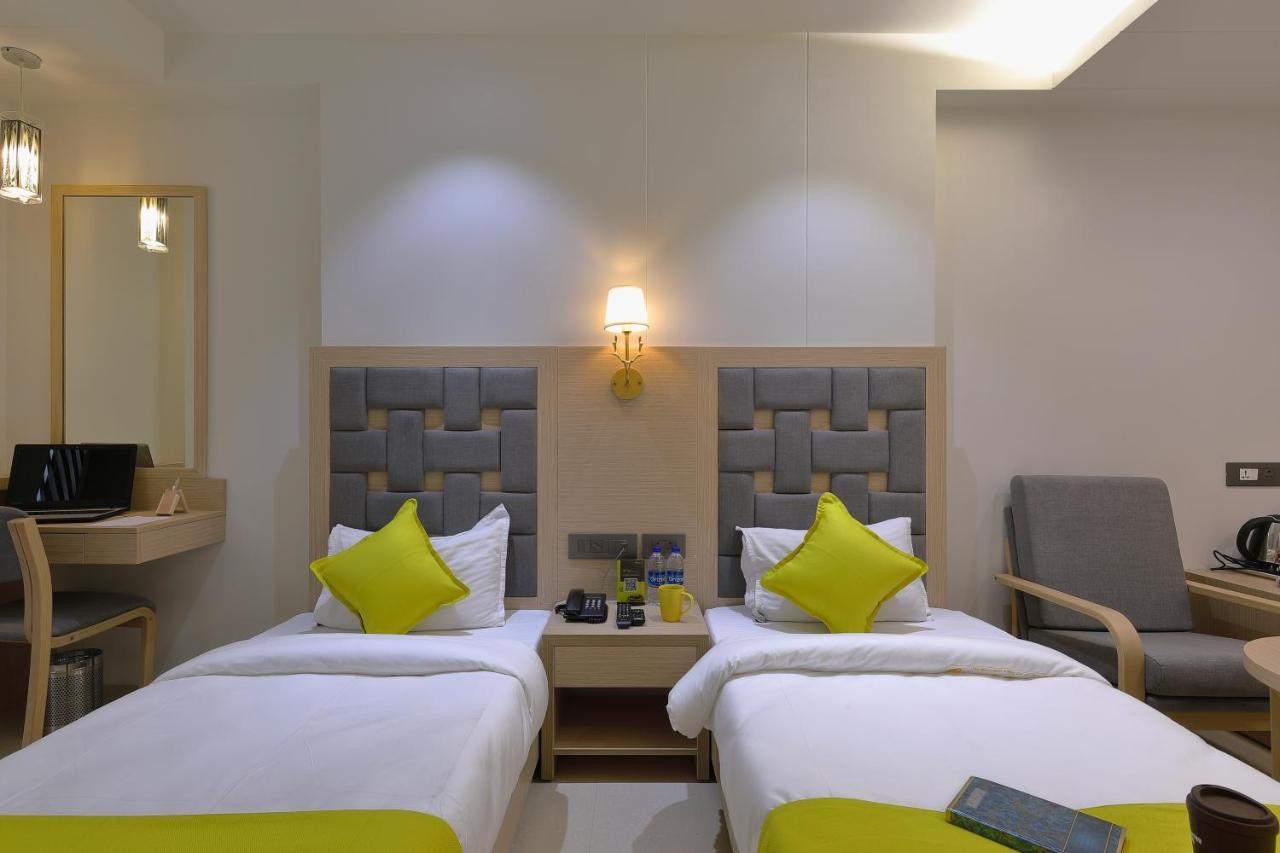 Hotel Sifat International Surat Exterior foto