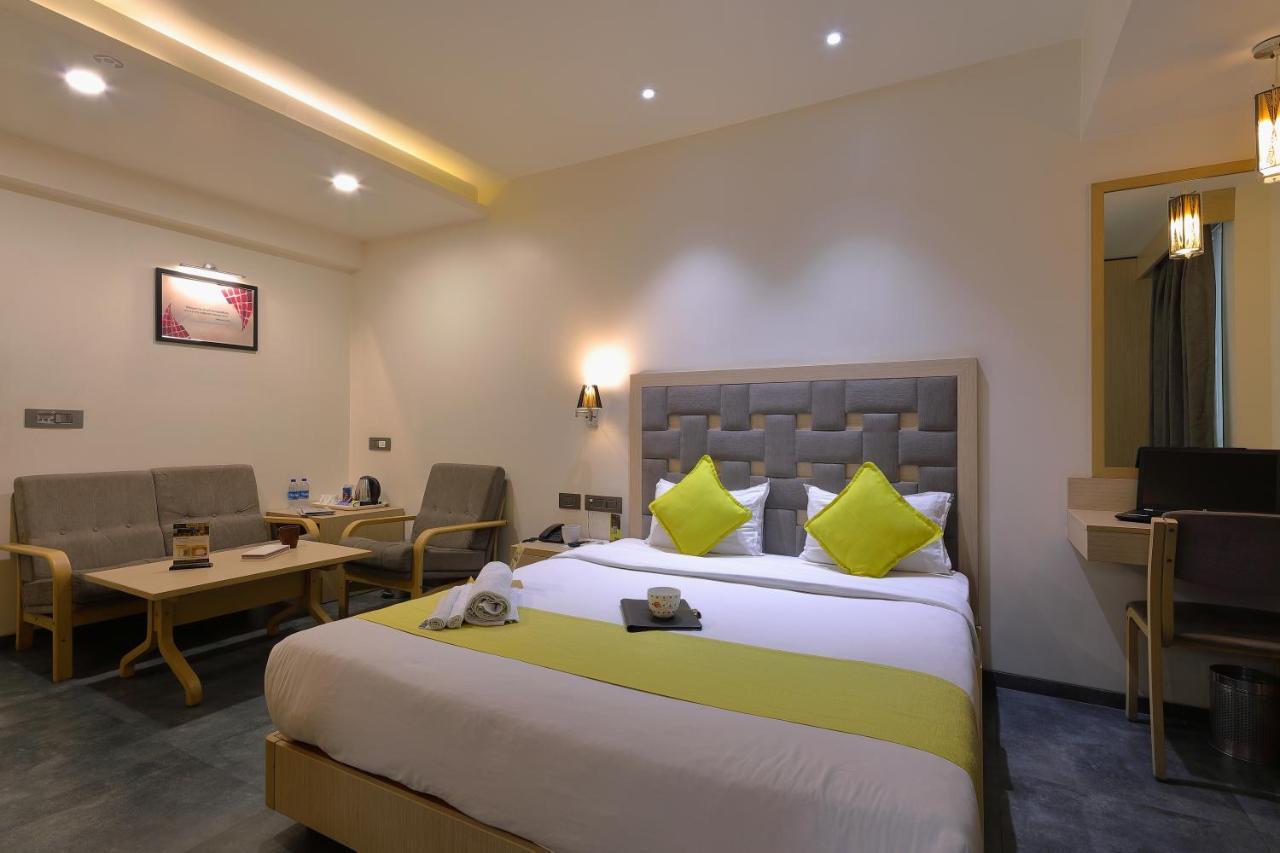 Hotel Sifat International Surat Exterior foto