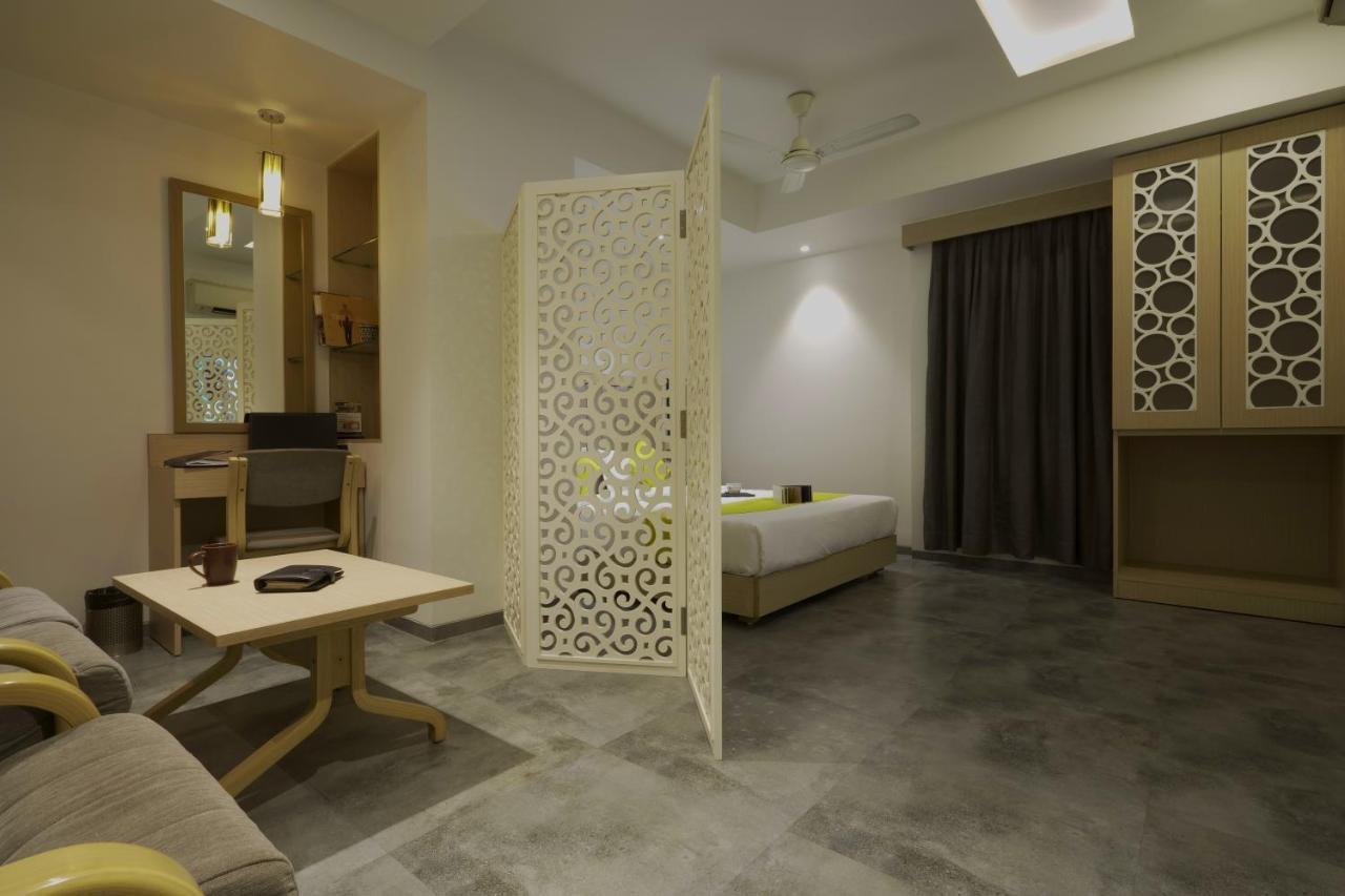 Hotel Sifat International Surat Exterior foto