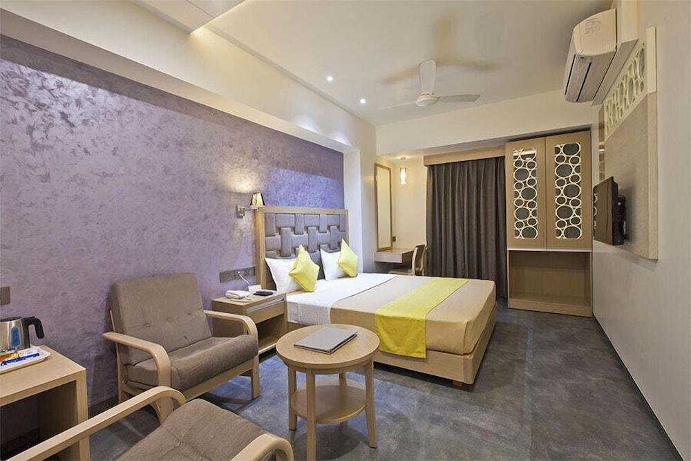 Hotel Sifat International Surat Exterior foto