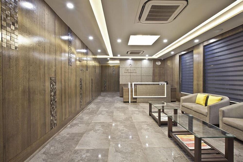 Hotel Sifat International Surat Exterior foto