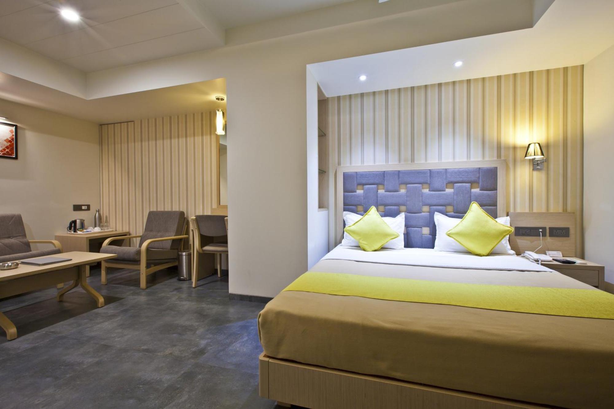 Hotel Sifat International Surat Exterior foto
