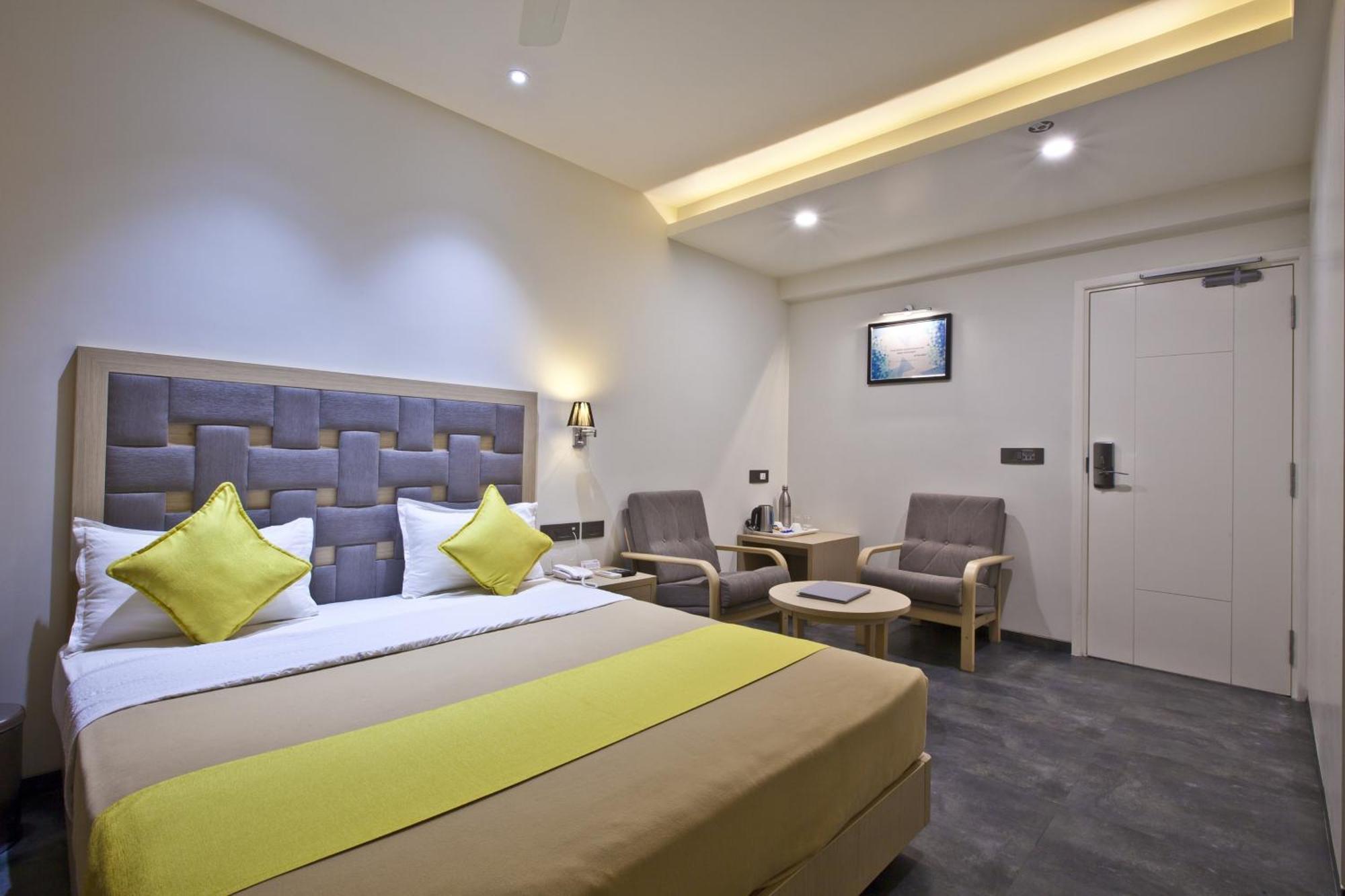 Hotel Sifat International Surat Exterior foto
